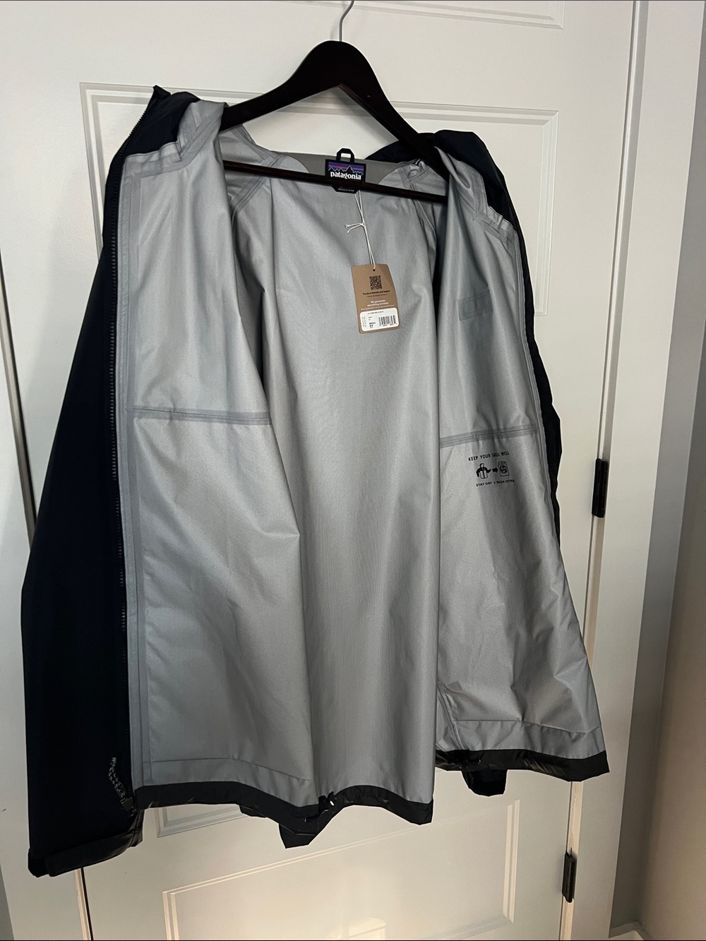 Patagonia Men’s Black Hooded Waterproof Rain Jacket - Picture 5 of 7